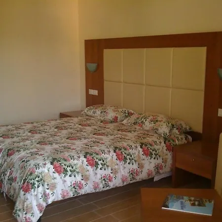 劳拉克里斯蒂娜酒店